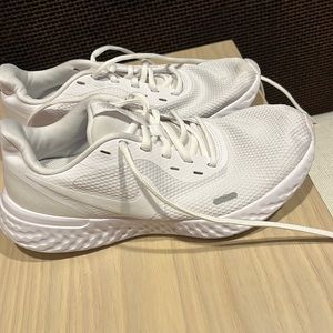 White Nike Revolution 5 Size 8.5W
